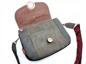 Crossbody kabelka s klopou Couture-4