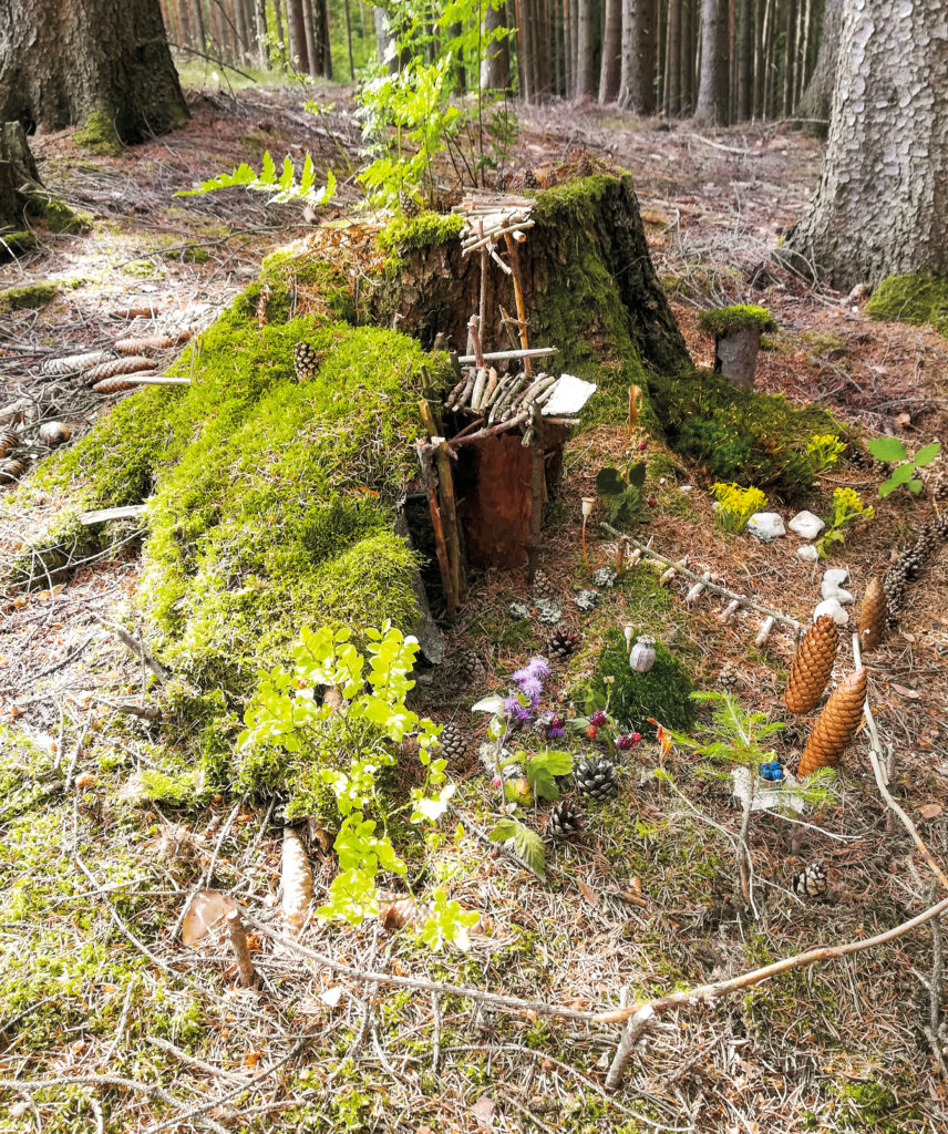 Stavění lesních domečků z větviček, listů a šišek